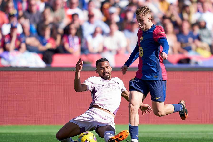 48万球迷见证，莱万绝世进球！巴萨20场不败，稳坐西甲榜首